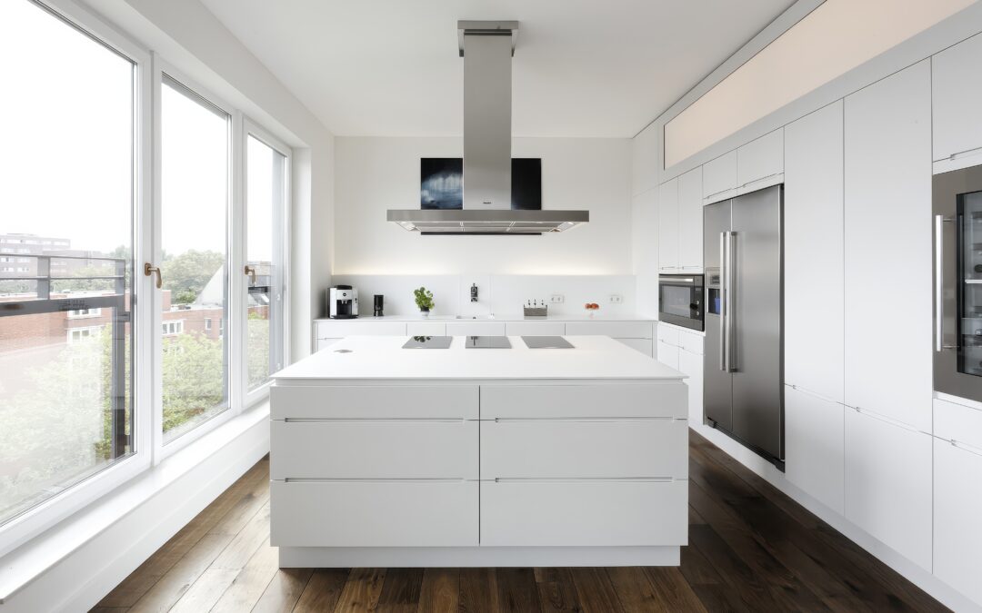 Minimalistische Küche mit verborgenen Talenten